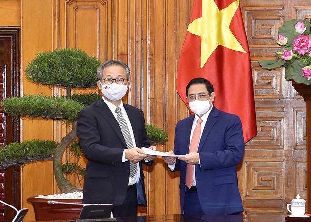 Thủ tướng Chính phủ Phạm Minh Chính (phải) tiếp Đại sứ Nhật Bản tại Việt Nam Yamada Takio ngày 15-6 - Ảnh: VGP