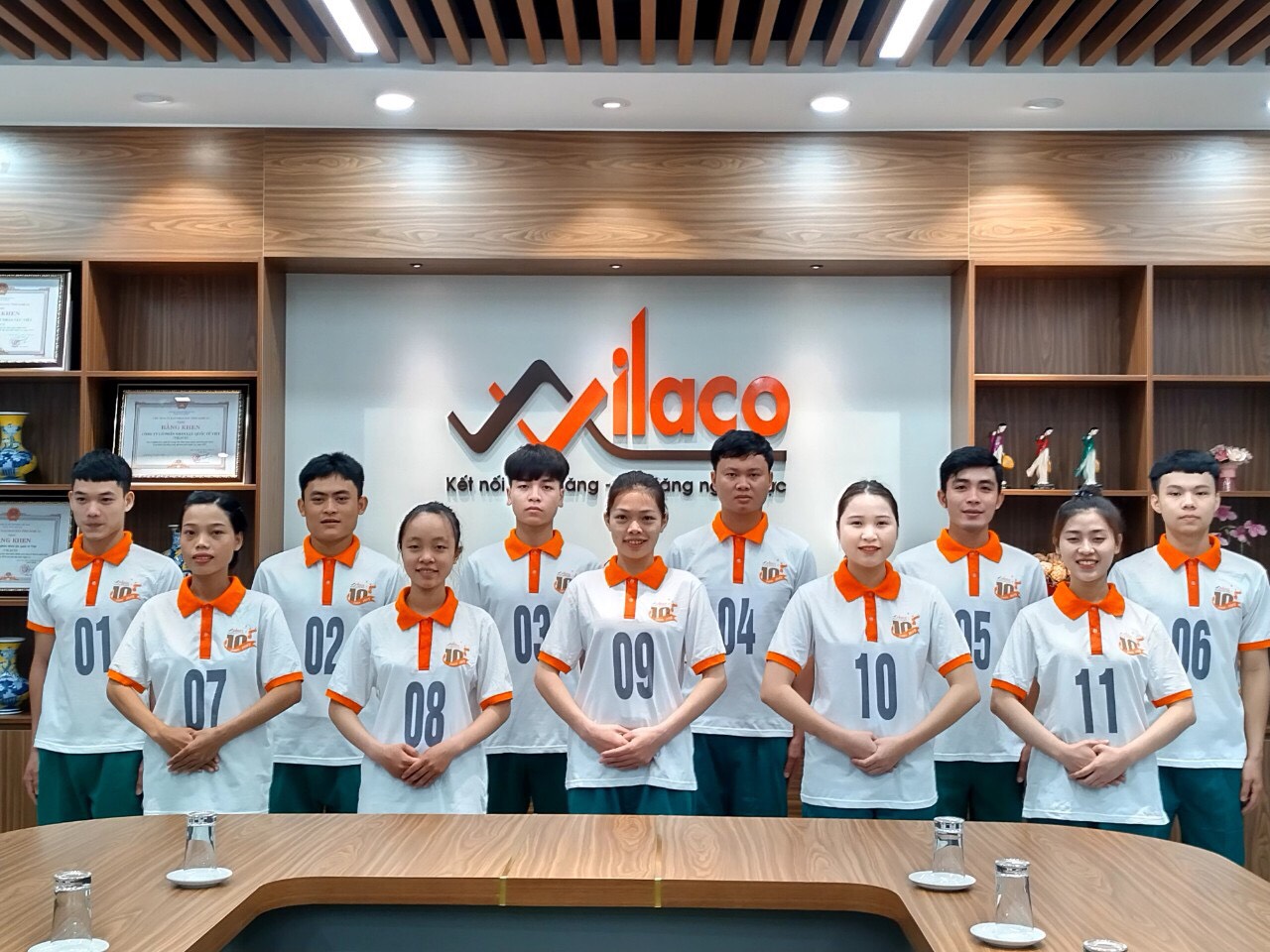 Các bạn chuyển bị thi đơn hàng trồng nấm ở công ty Vialco (Ảnh: Vilaco)