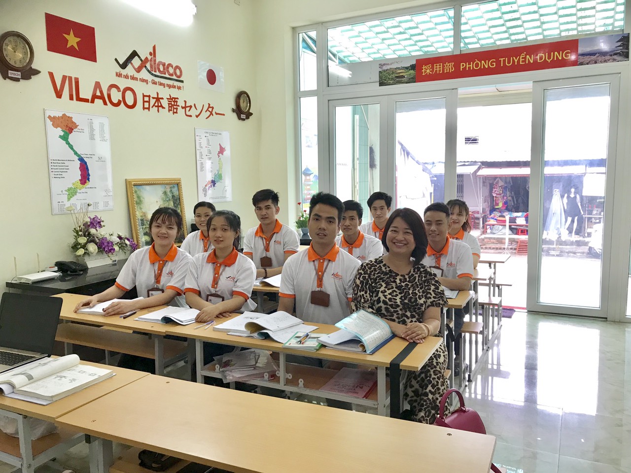 Bà Lưu Thị Ngọc Túy - GĐ cty CP Nhân lực Quốc tế Việt (Vilaco) thăm lợp học tiếng tại văn phòng tuyển dụng ở địa phương